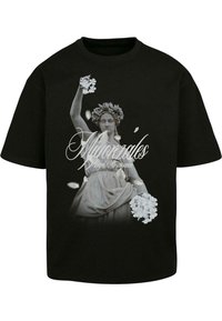 Sort kortærmet t-shirt med et gråt statue-design, der holder blomster, med hvide blomstrede accenter og tekst i en svungen skrifttype.