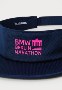 Marineblå sportsvisir med et struktureret stof og lyserød "BMW BERLIN MARATHON" logo samt grafik af Brandenburger Tor foran.