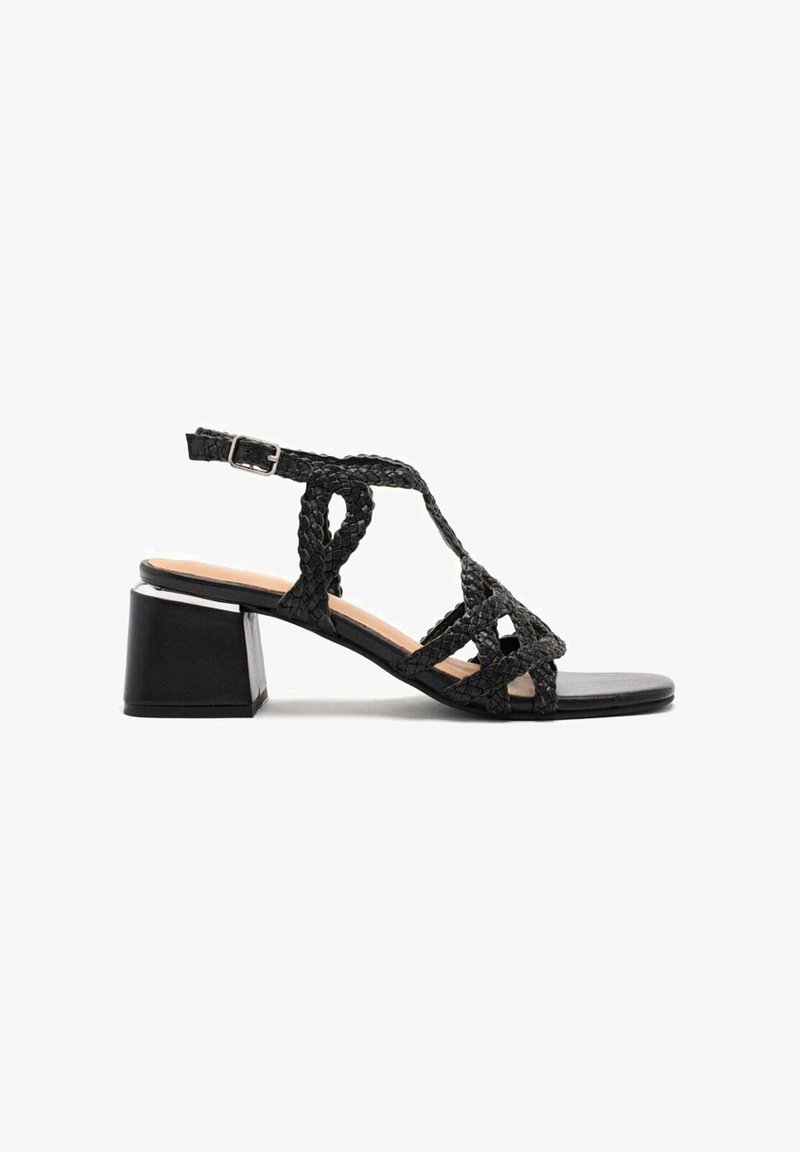 Sandalo in pelle intrecciata nera con tacco basso. Caratterizzato da cinturini incrociati e una fibbia regolabile alla caviglia per una vestibilità sicura.