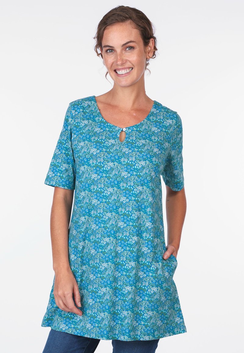 Kurzärmlige Tunika im blauen Blumenmuster mit Rundhalsausschnitt und Knopfdetail sowie seitlichen Taschen. Hergestellt aus weichem, leichtem Stoff.