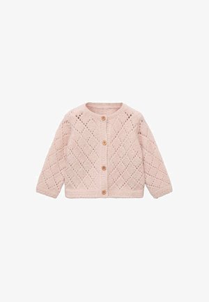 Cardigan pentru bebeluși tricotat roz, cu model romb și patru butoane din lemn în față, mâneci lungi și decolteu rotund.