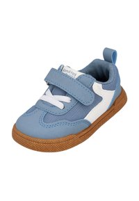 Zapatilla de deporte azul cielo con detalles en blanco, correa de velcro, textura de malla y suela de goma. Presenta detalles de costura y un tirador.