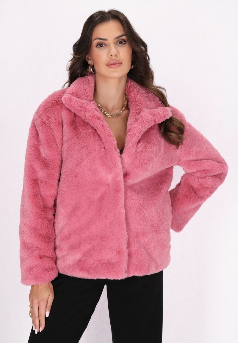 Faux fur pink jakke med en mock krave, lange ærmer og en afslappet pasform. Tekstur overflade og standard frontlukning.