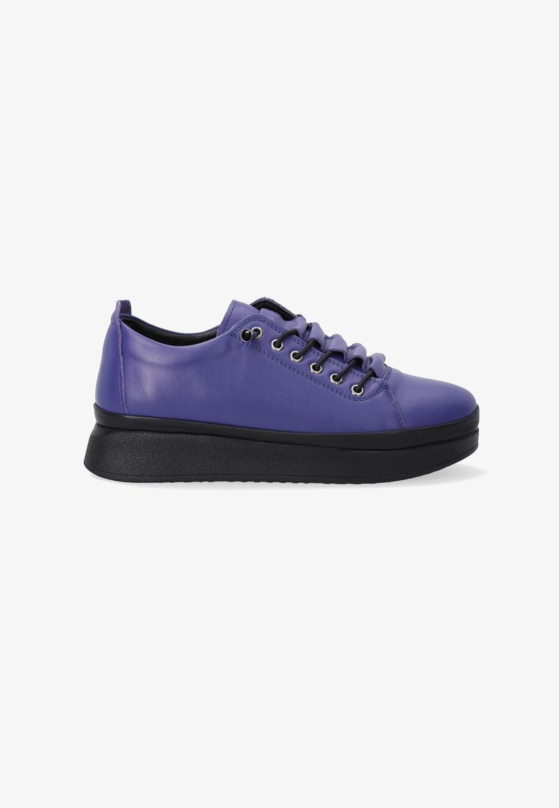 Paarse leren sneakers met zwarte zool, ronde neus en vetersluiting met zilveren oogjes. Gladde textuur en minimalistische stijl.