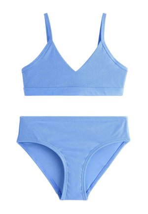 Lyseblå todelt badedragt med V-hals, tynde skulderstropper og matchende bikiniunderdel med mellemhøj talje på hvid baggrund.