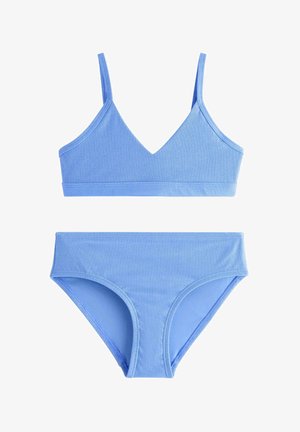 Lyseblå todelt badedragt med V-hals, tynde skulderstropper og matchende bikiniunderdel med mellemhøj talje på hvid baggrund.
