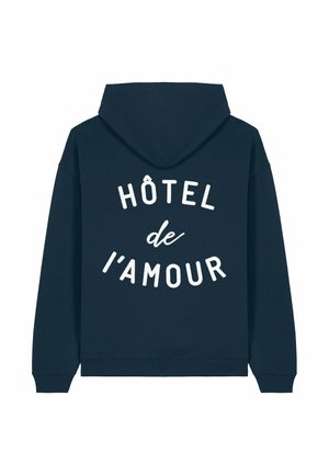 Námornícky mikina s bielym textom, na ktorom je v štýlovom písme napísané "HÔTEL de l'amour". Mäkká tkanina, klokanie vrecko a kapucňa so šnúrkou.