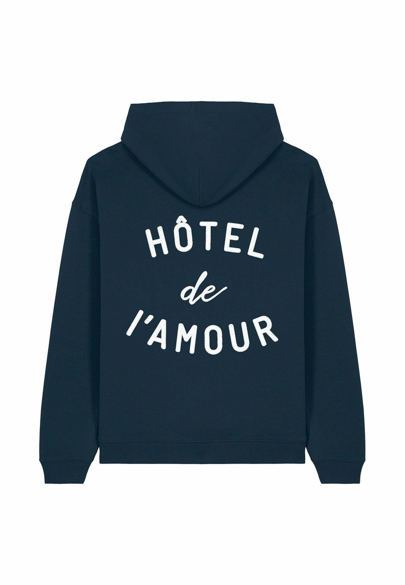 Felpa navy con testo bianco che recita "HÔTEL de l'amour" in caratteri stilizzati. Tessuto morbido, tasca a marsupio e cappuccio con cordino.
