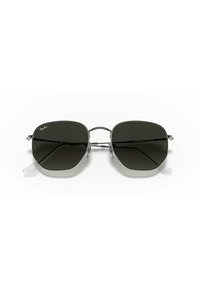 Occhiali da sole Ray-Ban con lenti quadrate di colore verde scuro, montatura in metallo e design a doppio ponte. Terminali in acetato per il comfort.