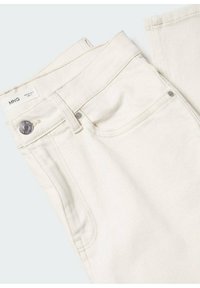 Jean en denim blanc plié pour montrer la poche avant, la boucle de ceinture, le bouton en métal et l'étiquette de marque sur la ceinture.