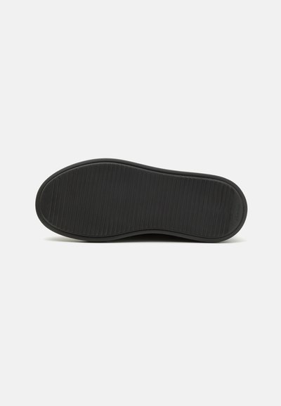 The Antipode Zapatillas - black