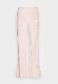 Rosa utsvängda byxor i mjukt material med ett upprepande mönster av vita logotyper och en Nike-logotyp på vänster lår. Elastisk midja.