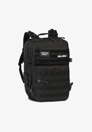 Schwarzer taktischer Rucksack mit mehreren Reißverschlussfächern, gepolsterten Trägern und MOLLE-Webbing für zusätzliche Befestigungsmöglichkeiten.