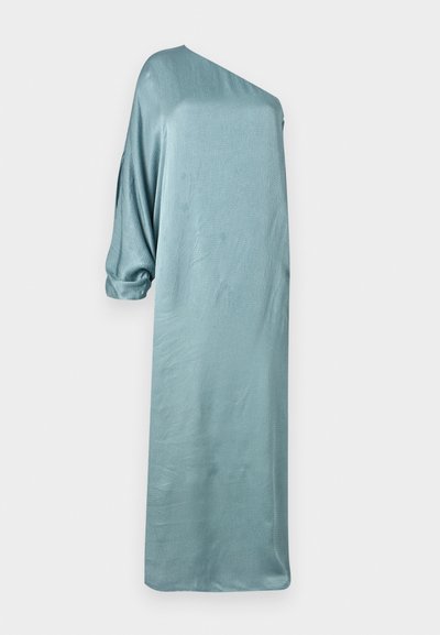 Stilingas, asimetrinis su vienu petimi mėlynas satino suknelė su laisvu siluetu ir trijų ketvirčių rankovėmis, turinti lygią, blizgią tekstūrą.