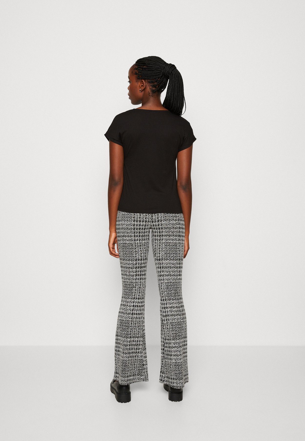 ONLAVA S/S V-NECK