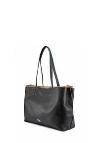 Czarna skórzana torba na ramię o teksturowanym wykończeniu, z długimi uchwytami, otwartym szczytem i jasnym wnętrzem. Posiada złote logo z przodu.