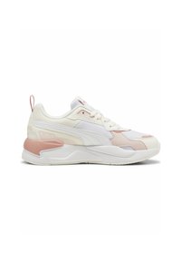 Baskets de sport blanches et roses en tissu mesh, fermeture à lacets à l'avant, semelle épaisse et languette au talon, vues de côté sur fond blanc.