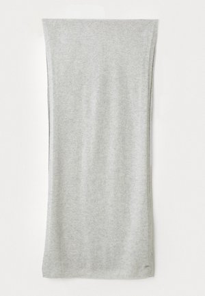 Bufanda rectangular de lana de color gris claro con una textura suave, colgando plana sobre un fondo blanco.
