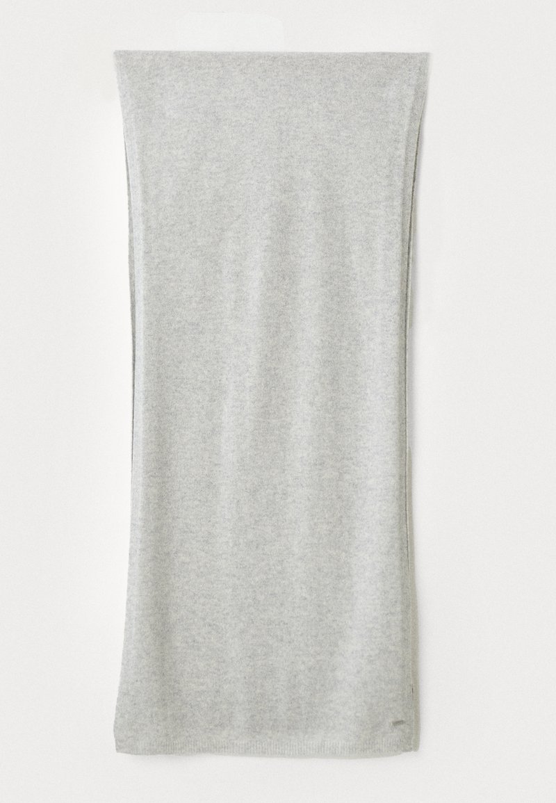 Écharpe en laine rectangulaire gris clair avec une texture douce, accrochée à plat sur un fond blanc.
