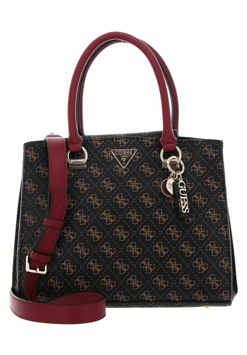 Sac à main Guess noir et marron à motifs, avec anses bordeaux, bandoulière ajustable et breloques métalliques avec logo à l'avant.