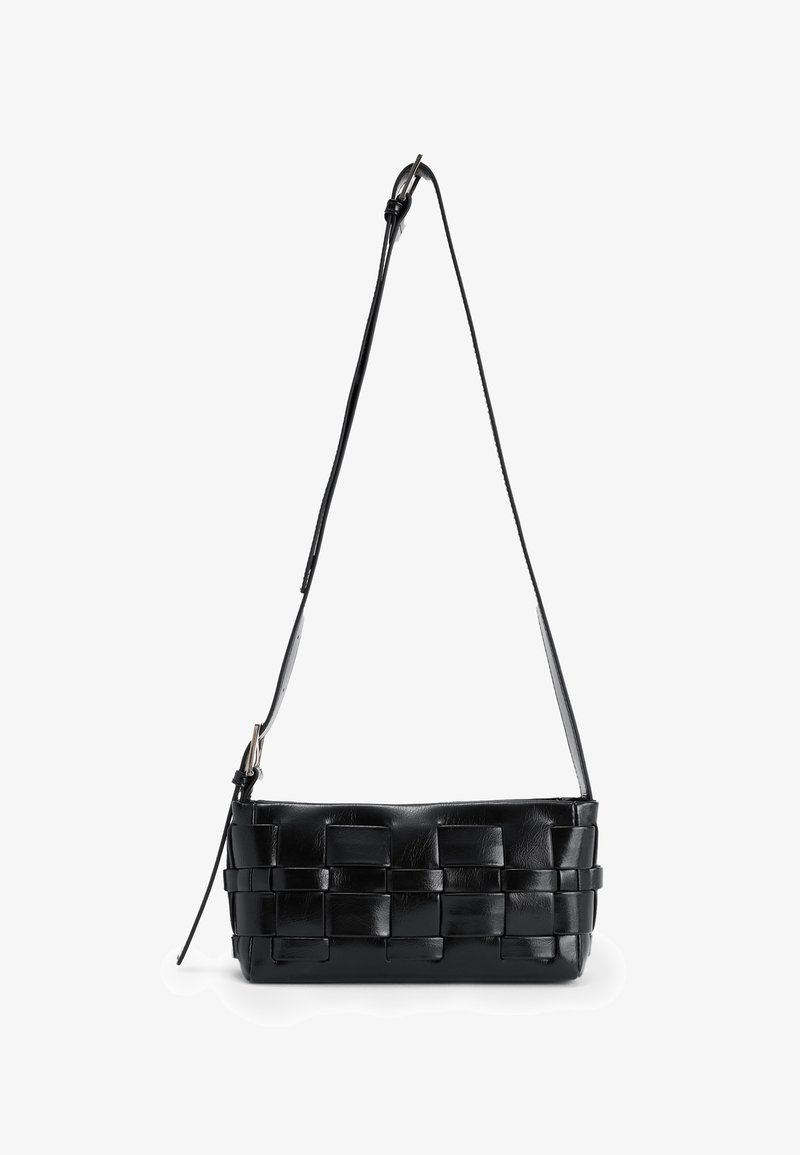 Bolso de hombro de cuero negro con textura trenzada, forma rectangular, correa ajustable y superficie suave para acentos contrastantes.