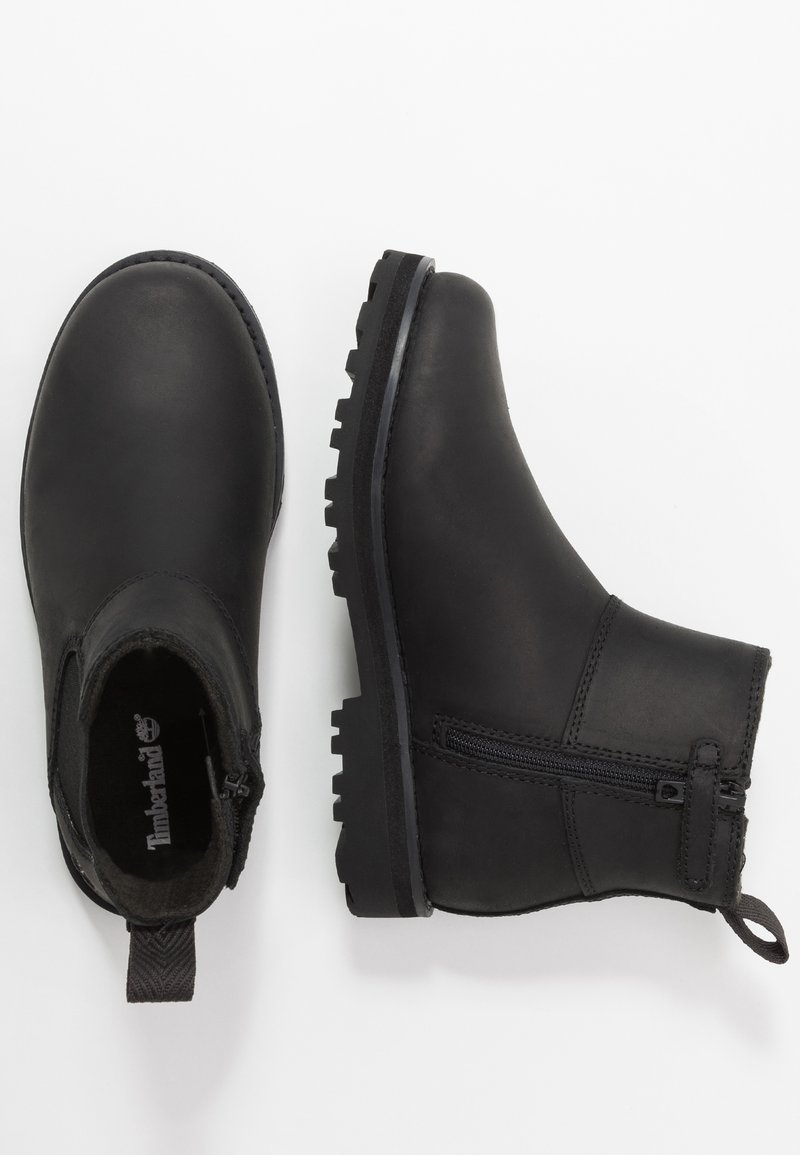 Botas de tornozelo em pele preta com um acabamento texturizado, biqueira redonda, fecho lateral com zip e sola de borracha com ranhuras para maior tracção.