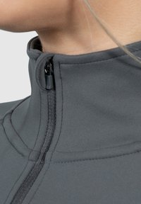 Grau zipfelkragen Kleidungsstück aus weichem Material mit glatter Textur und einer Nahtdetail entlang des Halsbereichs.