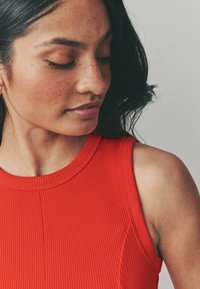 Next REGULAR FIT - MIX SLEEVELESS RACER MIDI  - Robe de jour - red