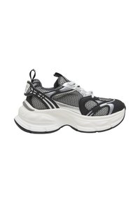 Basket épaisse noir et blanc avec semelle épaisse, tige en mesh, lacets blancs et languettes sur la languette et le talon.