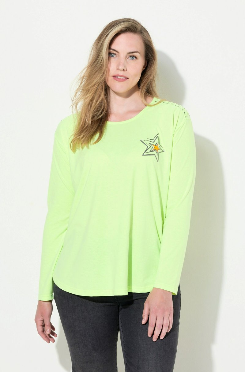 Langärmliges, neongrünes Shirt mit einem Sternmotiv und orangenen Akzenten, Rundhalsausschnitt und seitlichen Schlitzen. Weicher, leichter Stoff.