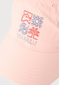 Ροζ καπέλο μπέιζμπολ με κόκκινα και μπλε εικονίδια θεματικά με τη φύση και το κείμενο "Columbia Sportswear Company" στην μπροστινή πλευρά.