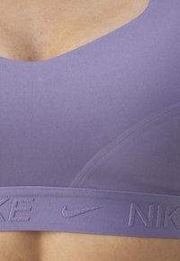 Nike Performance INDY BRA - Sports-BH-er med mye støtte - purple