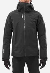 Veste imperméable noire avec un col haut, fermeture éclair intégrale et poignets ajustables. Comprend un logo de la marque et des détails en GORE-TEX.