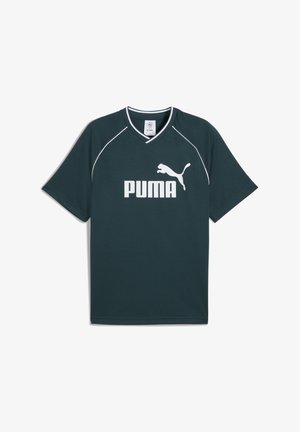 Tume roheline lühikeste varrukatega spordisärk V-kaelusega, millel on kontrastsed valged aktsendid ja ees suur valge "PUMA" logo.
