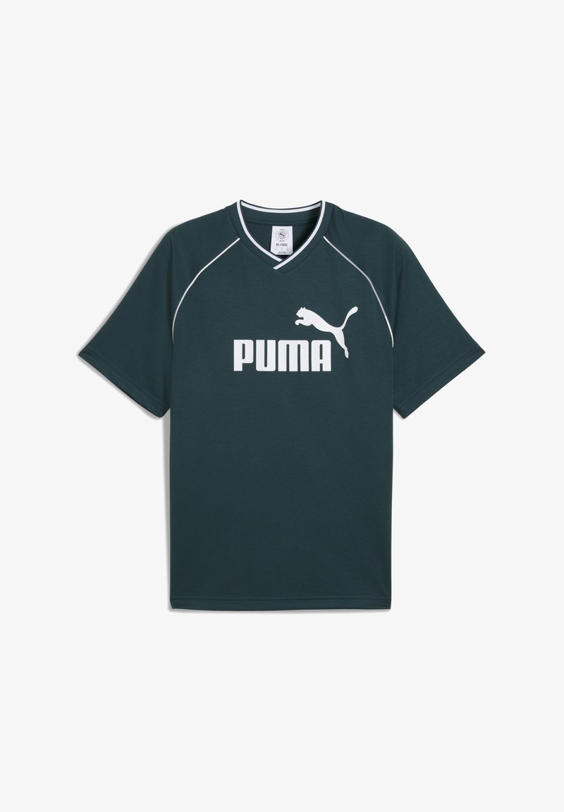 Mørkegrøn kortærmet træningsskjorte med V-hals, med kontrasterende hvide detaljer og et stort hvidt "PUMA" logo på fronten.