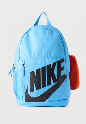 Modra Nike nahrbtnik z velikim črnim logotipom, prednjim žepom z zadrgo, mrežastim stranskim žepom in oranžnim žepkom, pripetim na desni strani.