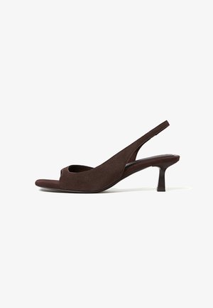 Brauner Wildleder-Peeptoe-Slingback mit niedrigem Kittenabsatz und geschwungener Riemen, präsentiert auf weißem Hintergrund.