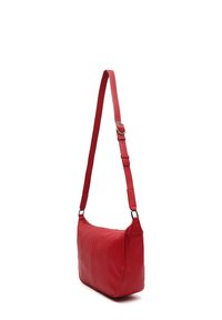 Punane nahast õlakott reguleeritava rihmaga, sile tekstuur, ristküliku kuju ja külgmise tõmbluku detail.