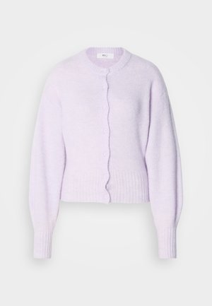 Lys lilla kort cardigan laget av mykt materiale. Har rundt halsutringning, ribbestrikkede mansjetter og knappestolpe med bølgete kanter.