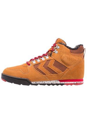 Brauner High-Top-Wanderschuh aus Wildleder mit roten Schnürsenkeln, schwarz-weiß gesprenkelter Sohle und gepolstertem Knöchelkragen mit Stofffutter.