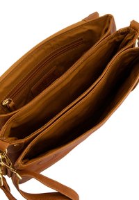 Braune Leder-Crossbody-Tasche mit zwei Fächern und einer Reißverschlusstasche. Innen verfügt sie über eine glatte Textur und ein dezentes Logo-Detail.