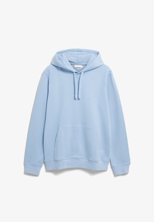 Hellblauer Hoodie aus weichem Stoff, mit einer Fronttasche, verstellbarer Kordelzugkapuze und einem minimalistischen Logodetail auf der Brust.