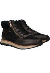 Zwarte leren enkelboots met een faux fur voering, voorzien van een zijrits, dikke zwarte veters en een contrasterende beige zool.