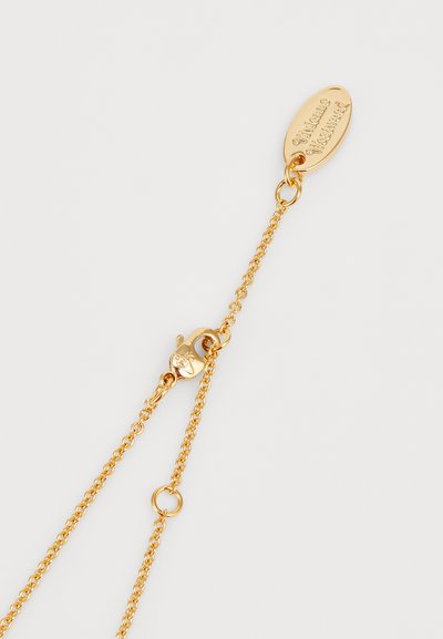 Χρυσή μεταλλική αλυσίδα με λεπτή αλυσίδα, κούμπωμα τηλεκατευθυνόμενου (lobster clasp) και οβάλ ετικέτα με χαραγμένο λογότυπο.