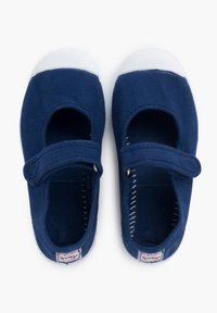 Scarpe Mary Jane in tela blu navy con suola e punta in gomma bianca, dotate di una fascia e lati aperti per la traspirabilità.