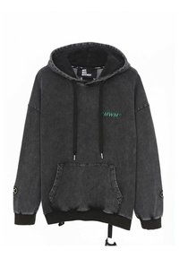 Sudadera de mezclilla negra con bolsillo canguro, cordones y un logo bordado "WMM" en verde. Puños acanalados y banda inferior.