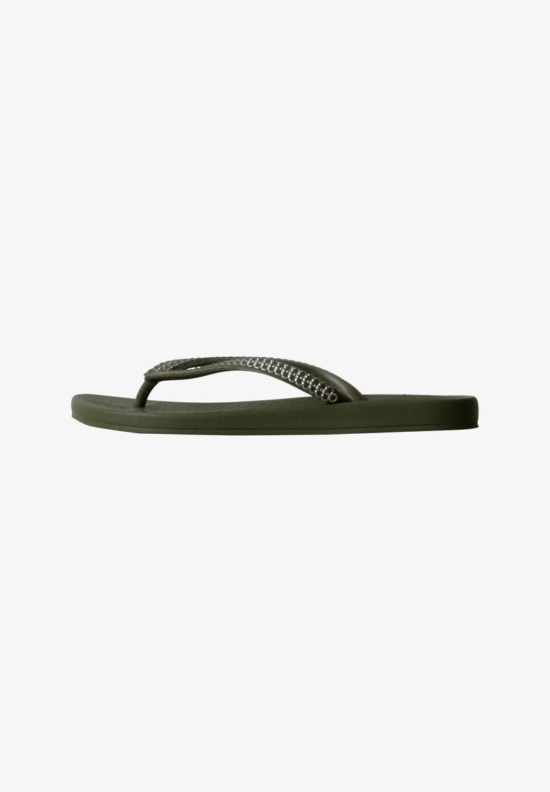 Une sandale tongs vert foncé avec une bride tressée texturée et une semelle rembourrée, vue de côté sur fond blanc.