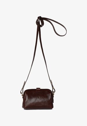 Sac crossbody en cuir marron avec une finition texturée, une forme structurée, une bandoulière ajustable et une fermeture à clasp. Design minimaliste.