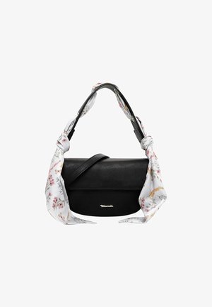 Juodas odinis rankinukas su išlenkta forma, su baltos gėlėtos raštų skaros, pririštos prie dirželio, ir auksiniu logotipo akcentu.