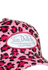 Gorra de leopardo rosa de pelaje sintético, con un parche circular en azul y rojo que dice "Von Dutch CALIFORNIA."